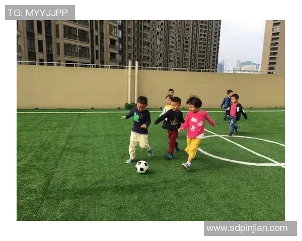 小乔足球:探索年轻女孩在足球场上的成长与梦想之旅