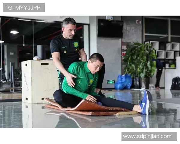 卧射足球的魅力与技巧解析如何在比赛中巧妙运用这一战术提升球队表现